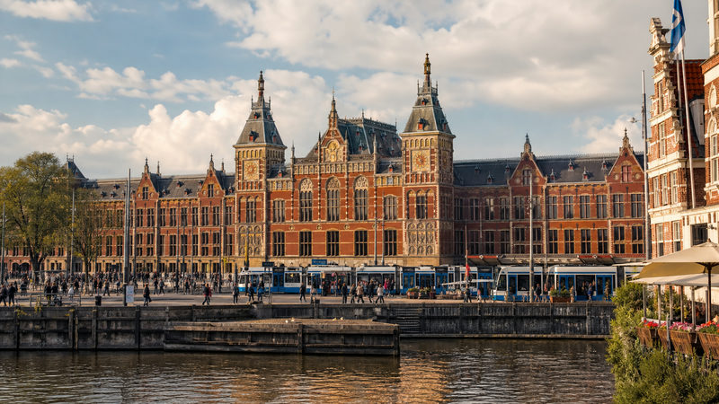 De neorenaissance gevel van Amsterdam Centraal Station gezien vanaf het Stationsplein