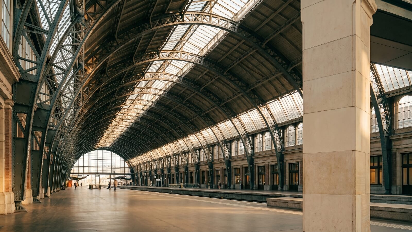 De monumentale centrale hal van Amsterdam Centraal Station met natuurlijk licht door de hoge ramen