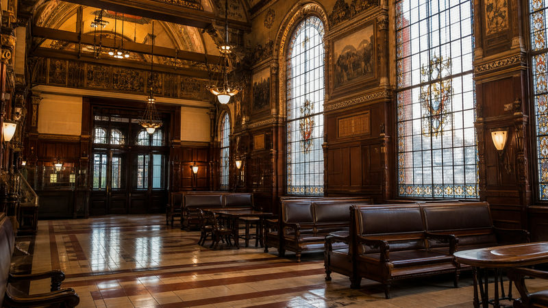 De monumentale Eerste Klas wachtkamer van Amsterdam Centraal met hoge plafonds en glas-in-loodramen