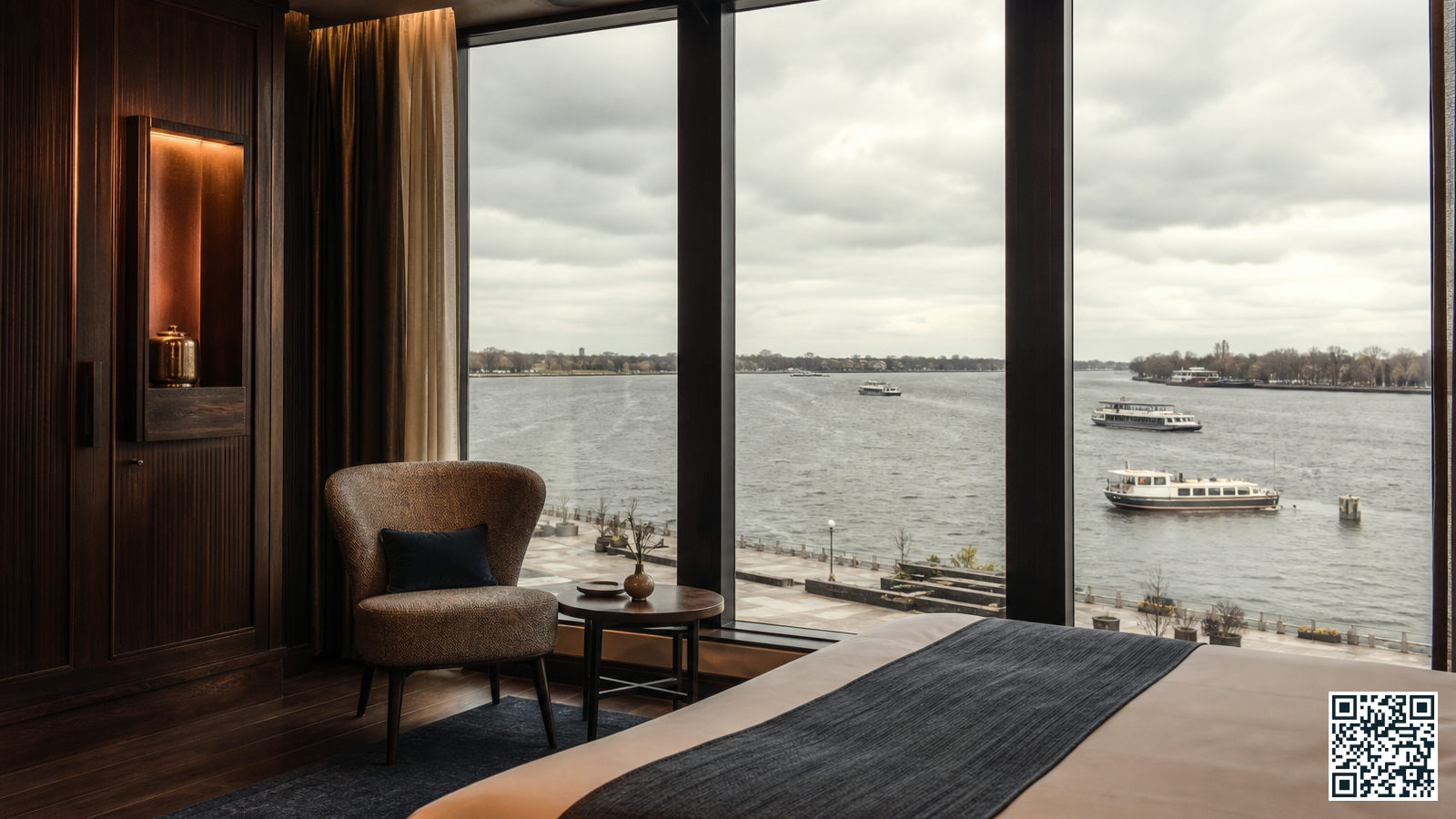 Hotelkamer met uitzicht over water en een pontsteiger in de verte