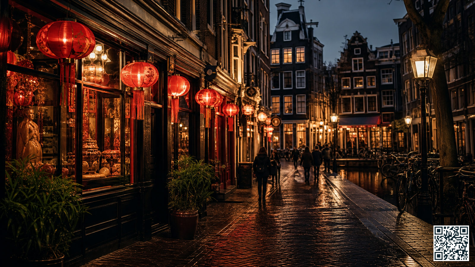 Verlichte eetgelegenheden op een late avond in een straat nabij Amsterdam Centraal Station