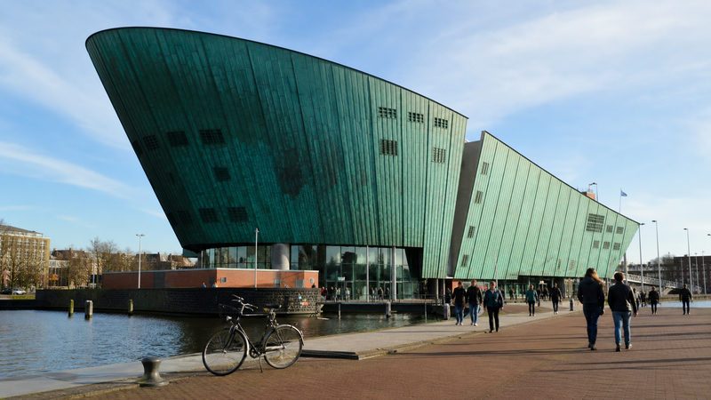 Het groene scheepsromp-vormige gebouw van NEMO Science Museum boven de Piet Hein Tunnel in Amsterdam