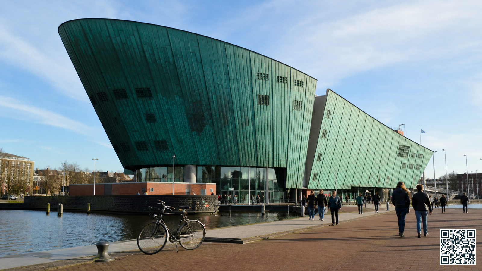 Het groene scheepsromp-vormige gebouw van NEMO Science Museum boven de Piet Hein Tunnel in Amsterdam