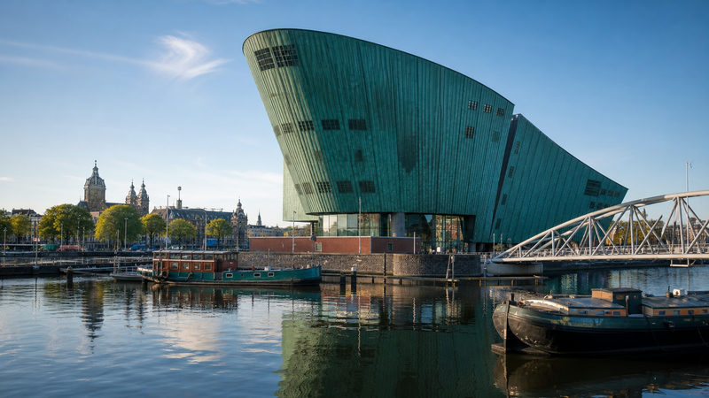 Het groene scheepsvormige gebouw van NEMO Science Museum boven het Oosterdok in Amsterdam