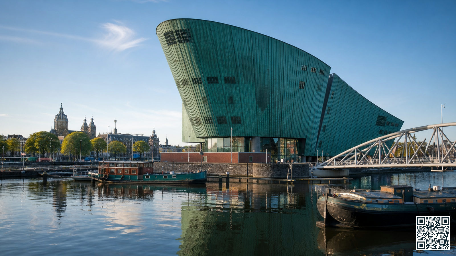 Het groene scheepsvormige gebouw van NEMO Science Museum boven het Oosterdok in Amsterdam