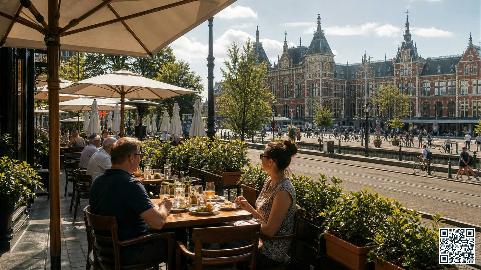 Restaurant met terras op loopafstand van Amsterdam Centraal Station op een zonnige dag