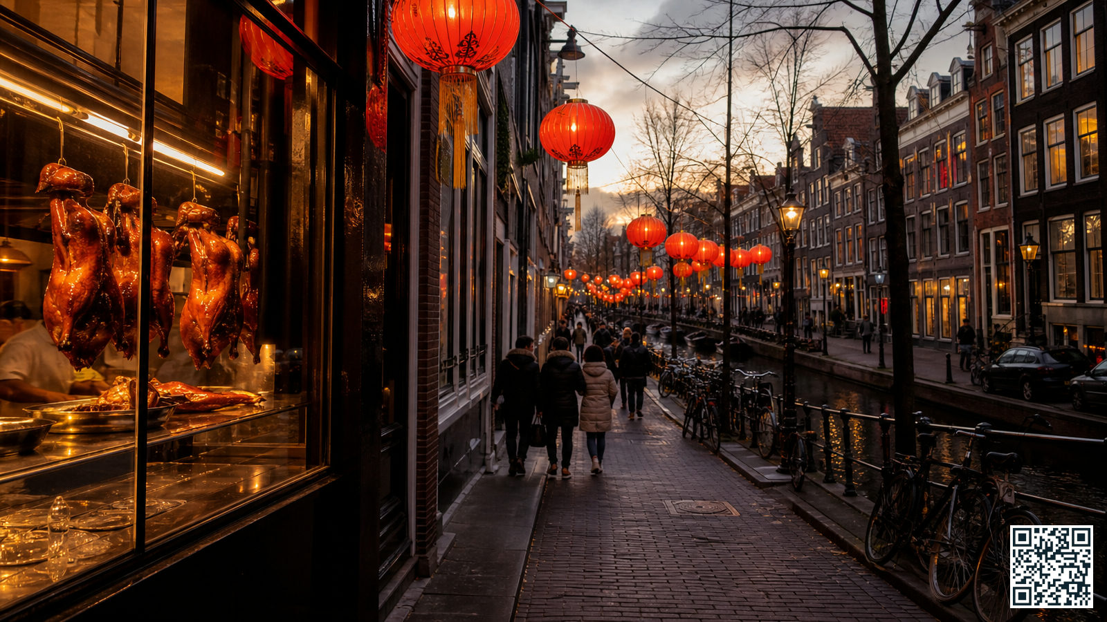 Zeedijk in Amsterdam met Chinese restaurants, rode lantaarns en neonreclames in het avondlicht