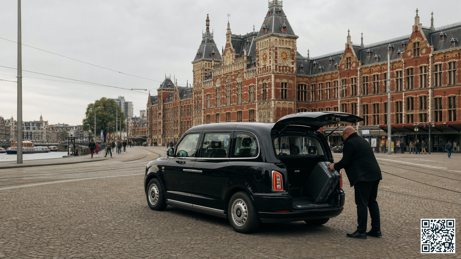 Taxi op het Stationsplein voor Amsterdam Centraal klaar voor een rit naar Schiphol