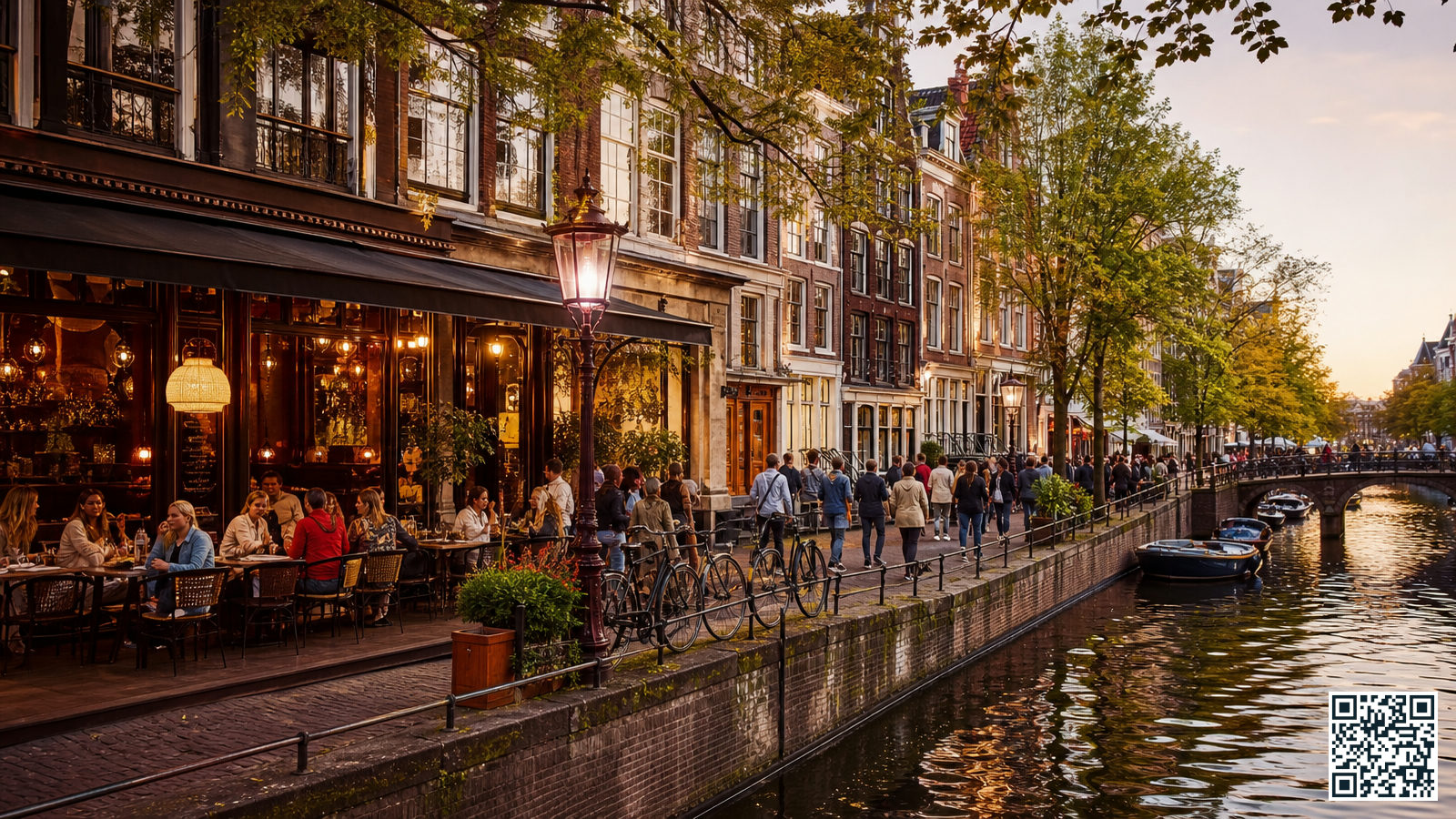 Gezellige restaurantstraat nabij Amsterdam Centraal met terrasjes langs het water en typische Amsterdamse gevels